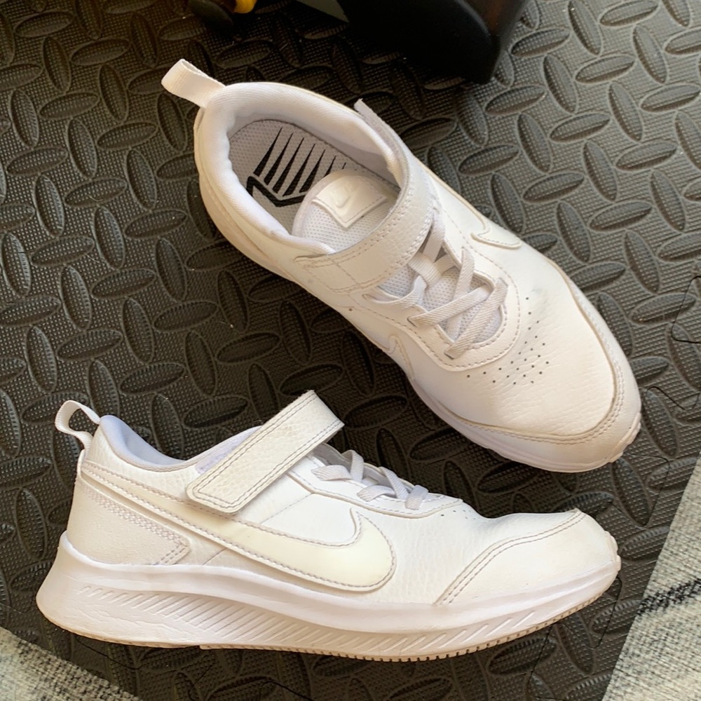 Kids size 3 white nike’s